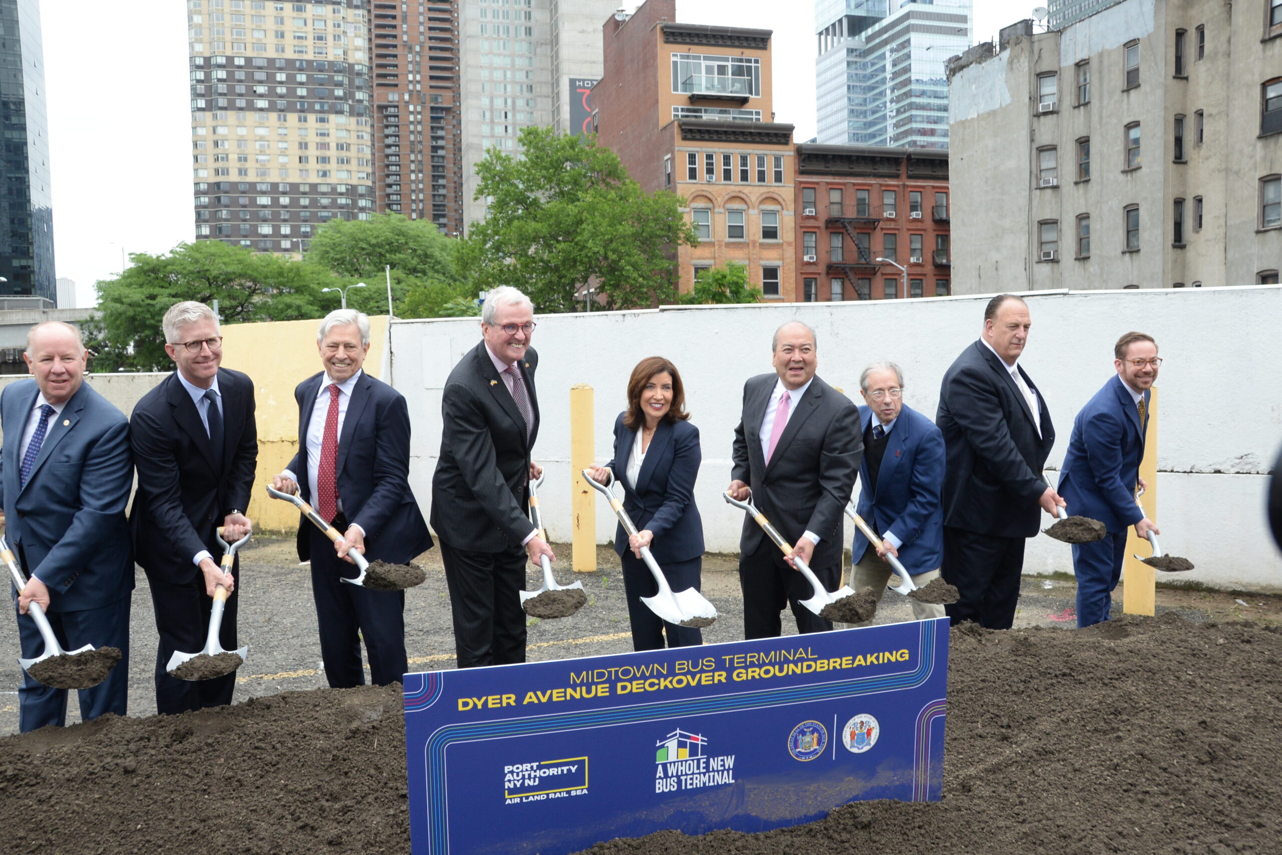 Governor Kathy Hochul, Port Authority of New York and New Jersey Chairman Kevin O'Toole, and New York City Building and Construction Trades Council President Gary LaBarberaWhere: Lot H, West 38th Street Between 9th and 10th Avenues, New York, NY. Foto credit ©BalkanPress