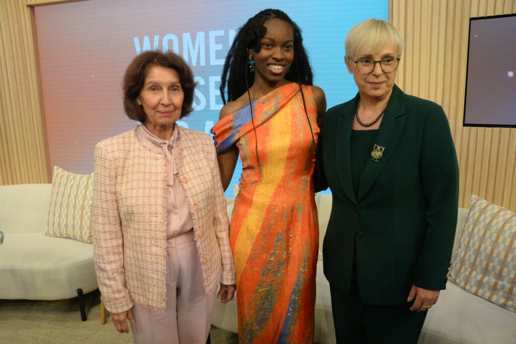 President Gordana Siljanovska-Davkova with Antonio Gutierrez shaking hands and book signing. UNGA 80. Foto credit Ita for BalkanPress 
