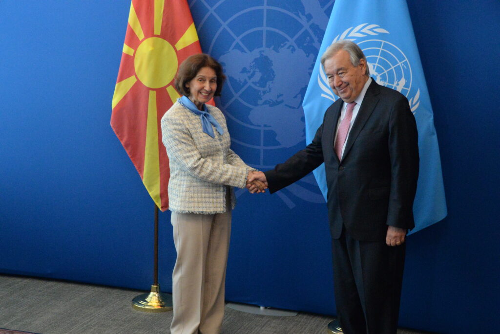 President Gordana Siljanovska-Davkova with Antonio Gutierrez shaking hands and book signing. UNGA 80. Foto credit Ita for BalkanPress 